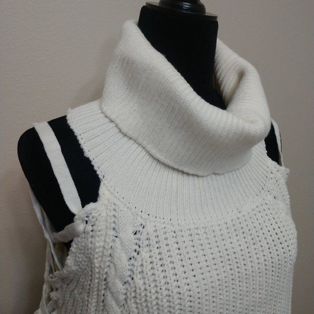 🆕Cold Shoulder Turtleneck Sweater - Picture 4 of 8